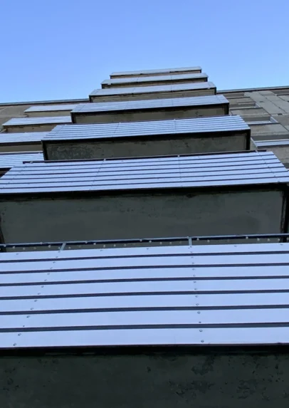 Gebaeudefassade-Balkone